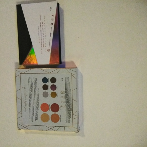 Eyeshadow palettes, liner, and brush bundle - Picture 3 of 3